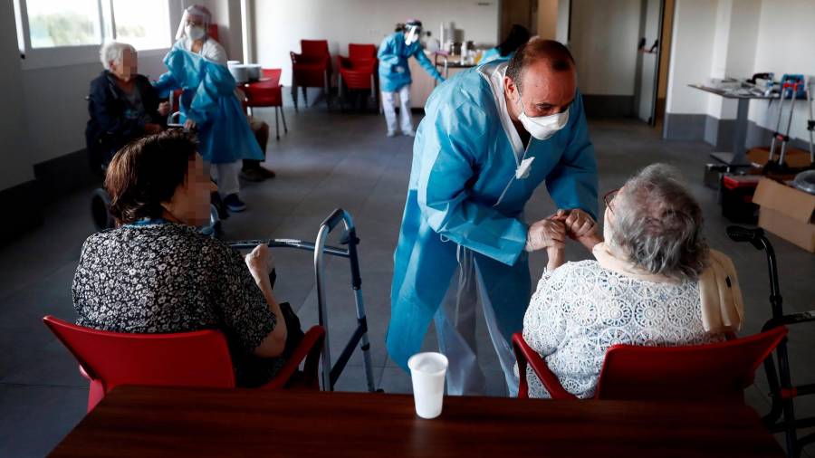 Realización de labores de desinfección y atención sanitaria a los ancianos de una residencia. Foto: EFE / Mariscal