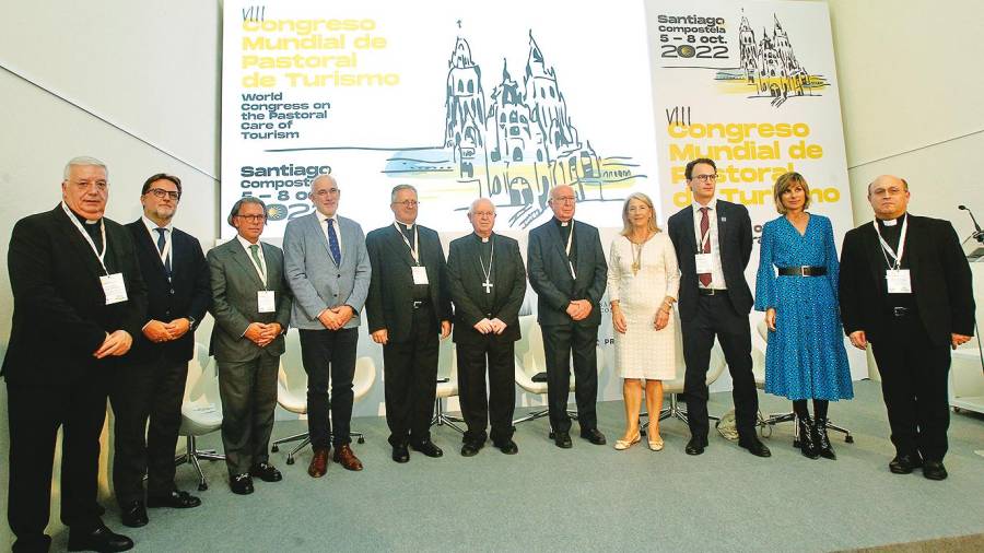 Autoridades civiles y eclesiásticas, ayer, en la inauguración del Congreso Mundial de Pastoral del Turismo en San Martiño Pinario. Foto: Fernando Blanco