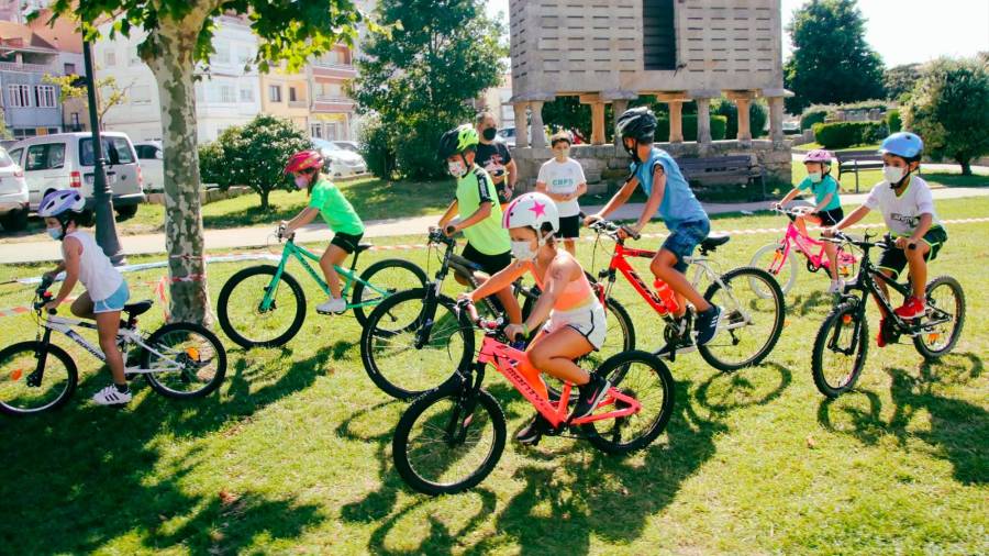Un grupo de niños y niñas practican bicicleta en las jornadas de iniciación al triatlón que se organizaron en O Son. Foto: C. P.
