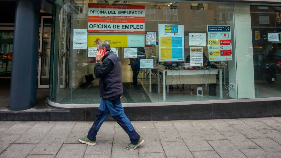 Una persona pasa por delante de una Oficina de Empleo. (Foto: Ricardo Rubio / Europa Press)
