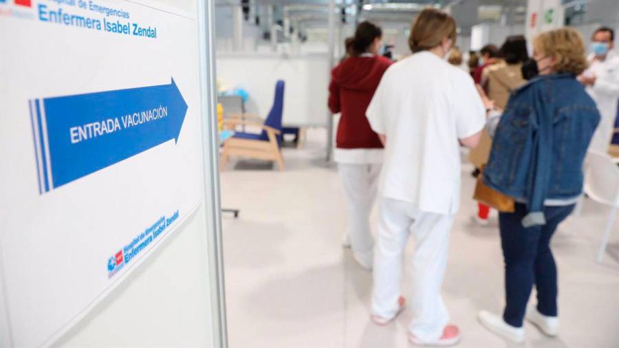 Varias personas acuden a recibir la vacuna contra el COVID en el Hospital Isabel Zendal, Madrid, (España). Marta Fernández Jara/Europa Press