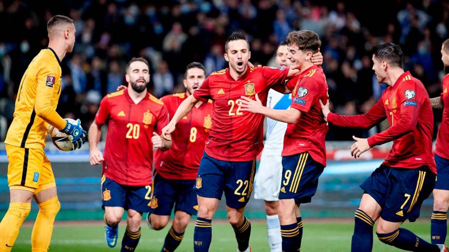 CELEBRACIÓN Los jugadores españoles felicitan a Sarabia (22) tras el gol que les dio la victoria en Grecia. Foto: RFEF