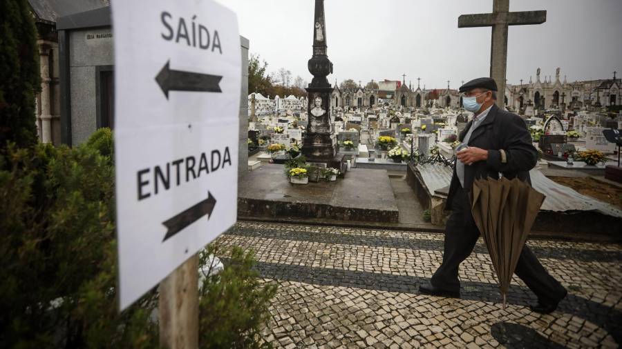 Vila Nova De Gaia (Portugal), 01/11/2020.- Un hombre visita las tumbas de sus familiares en el cementerio de Santa Marinha, en Vila Nova de Gaia, Portugal, este 1 de noviembre. EFE/EPA/JOSE COELHO