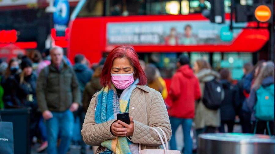 Una mujer con mascarilla pasea por Londres - foto: europapress