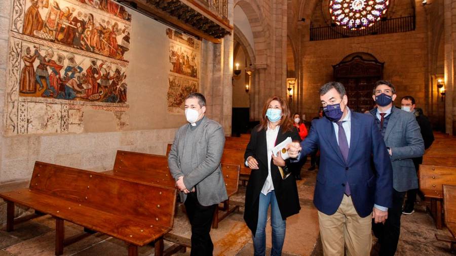 Román Rodríguez, segundo pola dereita, onte na visita á catedral de Mondoñedo. Foto: XdeG