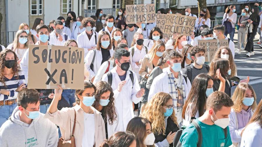 marcha. Los alumnos de Farmacia salieron de la Praza Roxa para pedir una facultad propia. Foto: Antonio Hernández