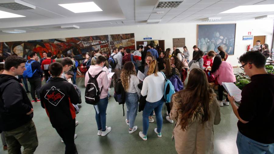 Alumnos en las pruebas de acceso a la Universidad en Santiago. Foto: Fernando Blanco
