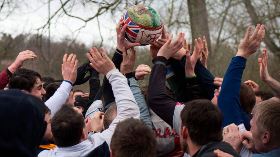Disputa del ‘Royal Shrovetide Footbal’ en la localdiad de Ashbourne en Inglaterra en 2017. Foto: Rob Scott