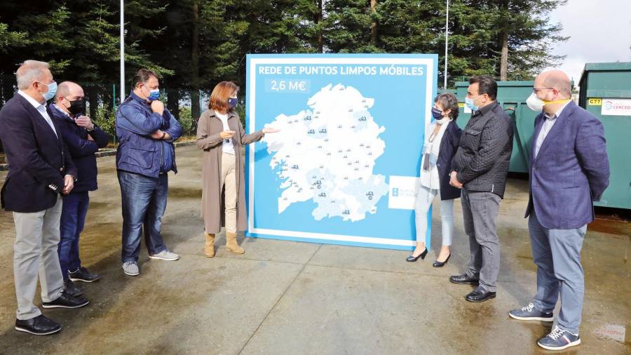 La conselleira Ángeles Vázquez informando sobre la red de puntos limpios móviles existentes en la actualidad en Galicia. Foto: XdeG