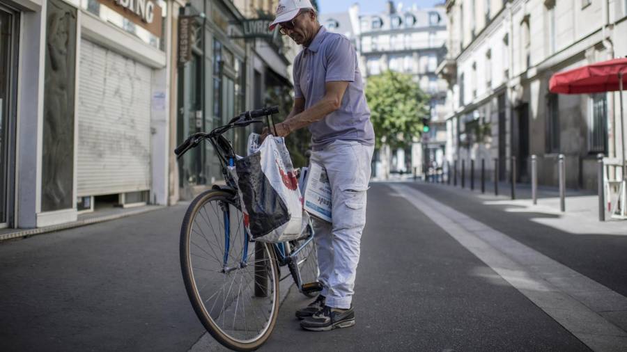 El último vendedor ambulante de prensa de París no piensa jubilarse