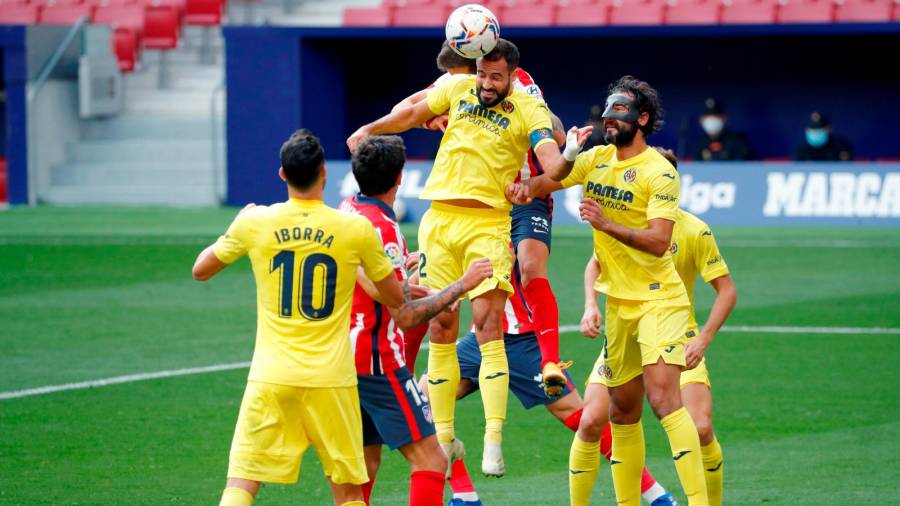 Gaspar despejando ante los rivales del Atlético. Foto: Naranjo