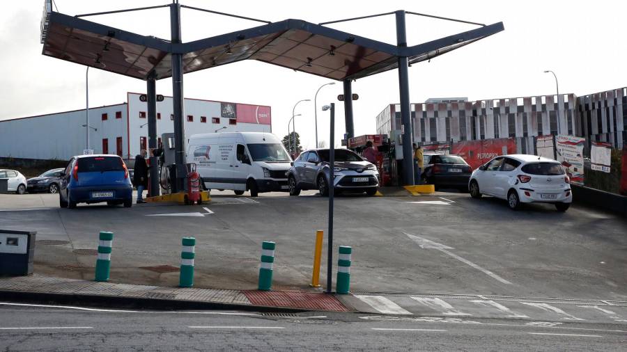 Vista de una gasolinera ‘low cost’ de las que están funcionando en Compostela. Foto: Antonio Hernández