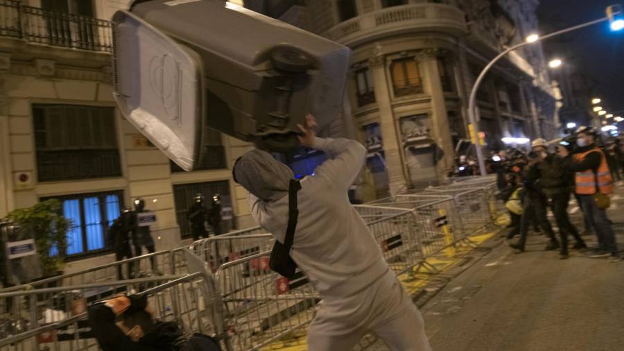 Altercados tras la manifestación contra el encarcelamiento de Pablo Hasél en el sexto día de protestas en Barcelona, Cataluña (España), a 21 de febrero de 2021. LORENA SOPÊNA i LÒPEZ/EUROPA PRESS