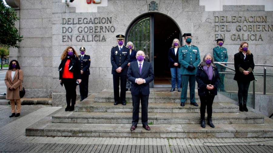 Minuto de silencio llevado a cabo hoy a los pies de la delegación del Gobierno en Galicia en memoria de las víctimas de la violencia machista FOTO: EFE/ Cabalar