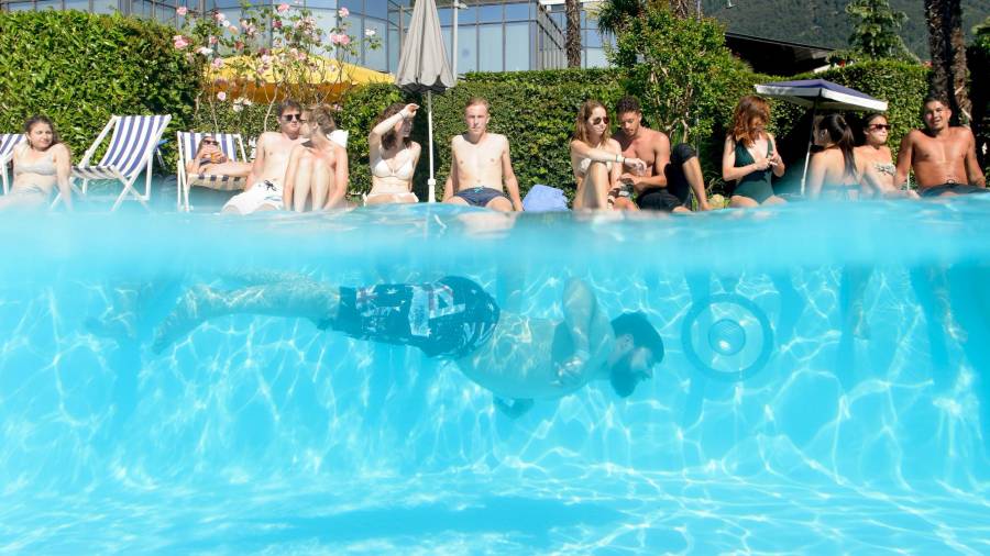 Fiesta en la piscina. Gente bailando y nadando en la piscina del casino Barriere durante el 50th Montreux Jazz Festival celebrado el 3 de julio de 2016 en Suiza. (Autor, Anthony Anex. Fuente, EFE)