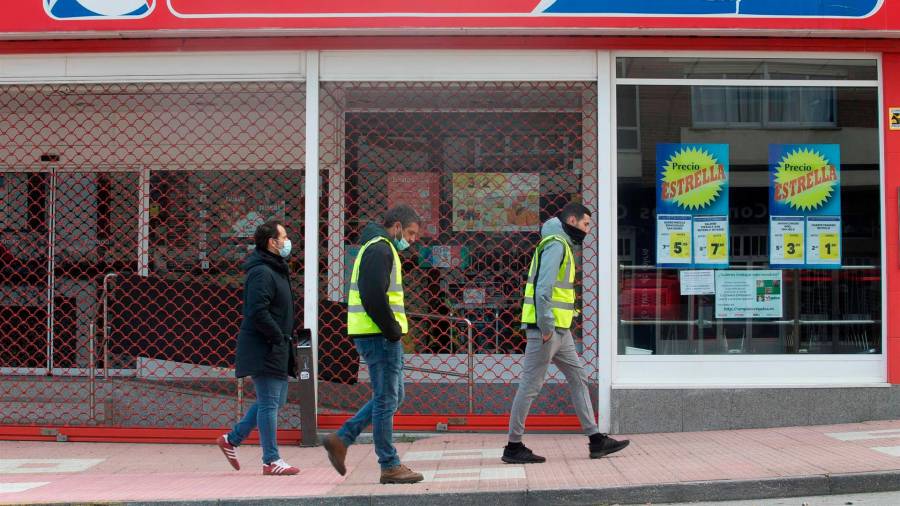 Un supermercado cerrado en A Mariña lucense durante la jornada de huelga general para reclamar un futuro industrial para la comarca. Foto: Carlos Castro/E.P.