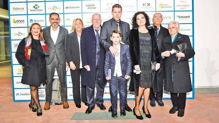 El galardonado David Barro (en el centro) acompañado de miembros de su familia. De izq. a derecha: Silvia Camaño, Francisco Mayo, María José López, Juan Barro, Paulo Barro, Conchi Mayo, Manel Mayo y Conchi Lage.