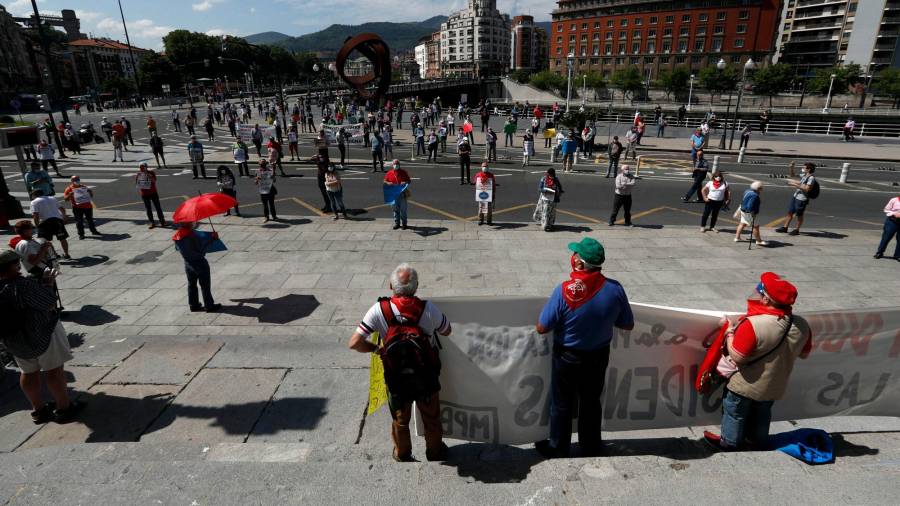 Cientos de personas retomaron este pasado lunes en Bilbao las manifestaciones reivindicativas por unas pensiones dignas, manteniendo las medidas de seguridad de distancia social para prevenir el contagio por covid-19. Foto: Luis Tejido/Efe
