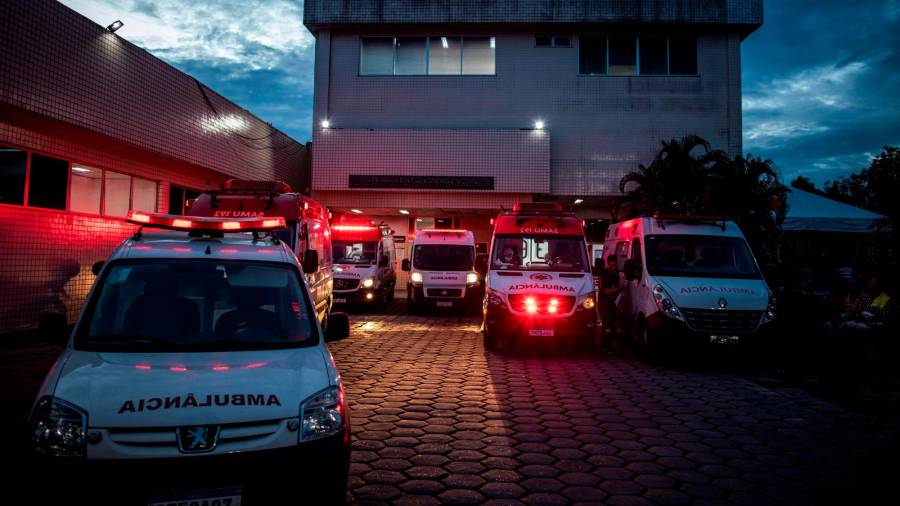 MANAOS (BRASIL), 05/01/2021.- Varias ambulancias esperan el 4 de enero del 2021 afuera del Hospital João Lúcio, en Manaos (Brasil). Casi un año después de sumergirse en el caos, el colapso sanitario vuelve a atormentar al estado brasileño de Amazonas, donde el alarmante aumento de ingresos por la covid-19 ha obligado a la paralización de los servicios no esenciales durante quince días. EFE/ Raphael Alves
