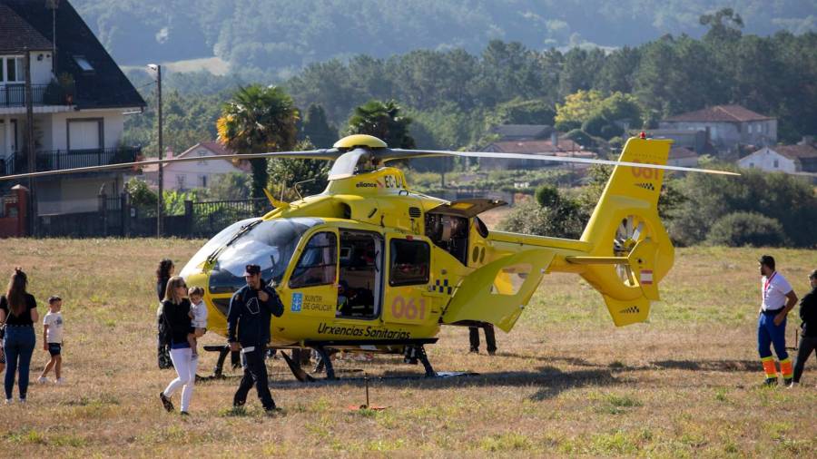 Aterrizaje del helicóptero de urgencias del 061 en Oza, Teo. Foto: PLT