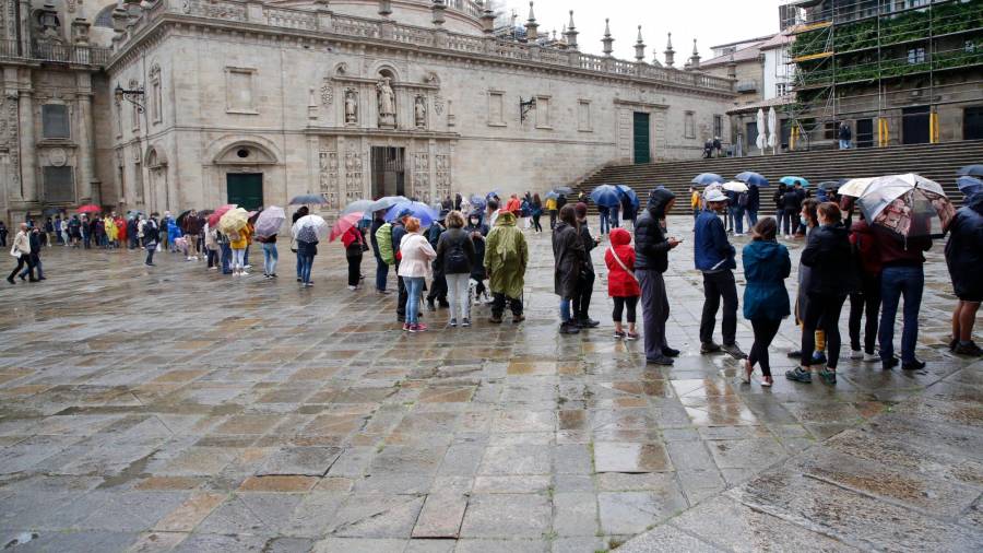 Colas ante la Puerta Santa pese a la lluvia. Foto: Antonio Hernández