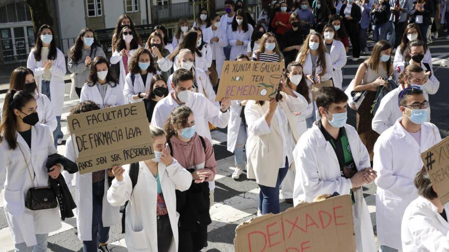 Estudiantes de Farmacia en la manifestación que partió hoy de la Plaza Roja de Santiago Foto: Antonio Hernández