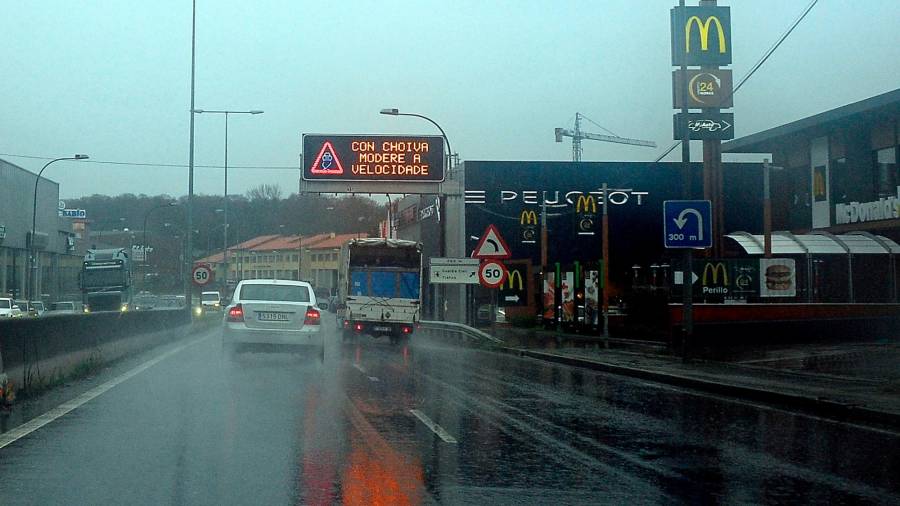 Un día de lluvia intensa en Galicia afectando la circulación del tráfico. Foto: Almara