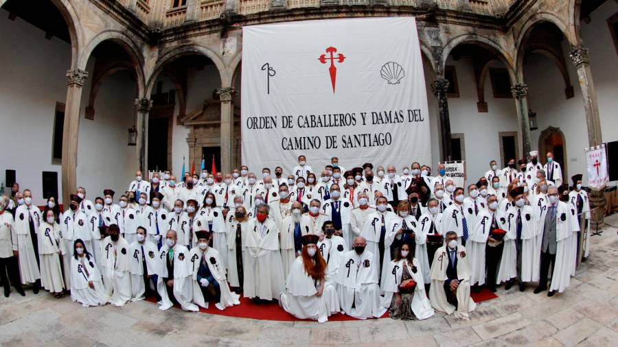foto de familia de los Caballeros y Damas de la Orden del Camino de Santiago en este Capítulo. Foto: Fernando Blanco