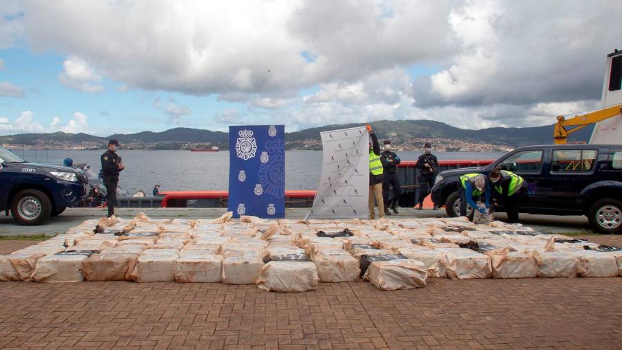 ALIJO IMPORTANTE. Los 3.800 kilos de cocaína que fue aprehendida a bordo del ‘Karar’, a su llegada al puerto de Vigo el pasado abril. Foto: S.Sas 
