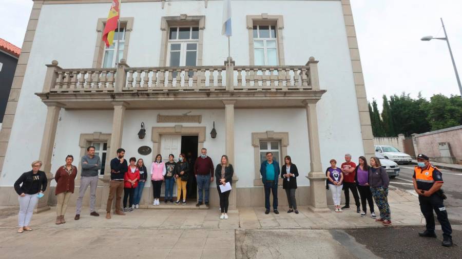 Concentración en Ponteceso delante de la casa consistorial. Foto: Concello de Ponteceso