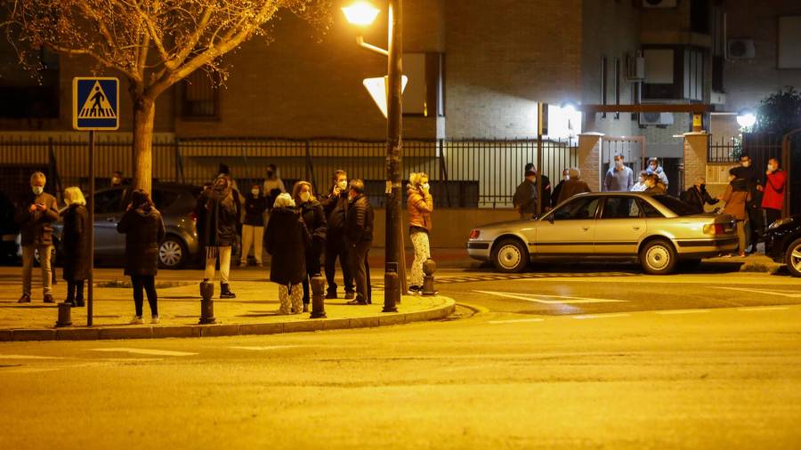 Vecinos de Granada, salan a la calle tras seis nuevos terremotos de magnitud oscilante entre 2,7 y 4,3. En la fotografía vecinos del barrio Zaidin. FOTO: Álex Cámara