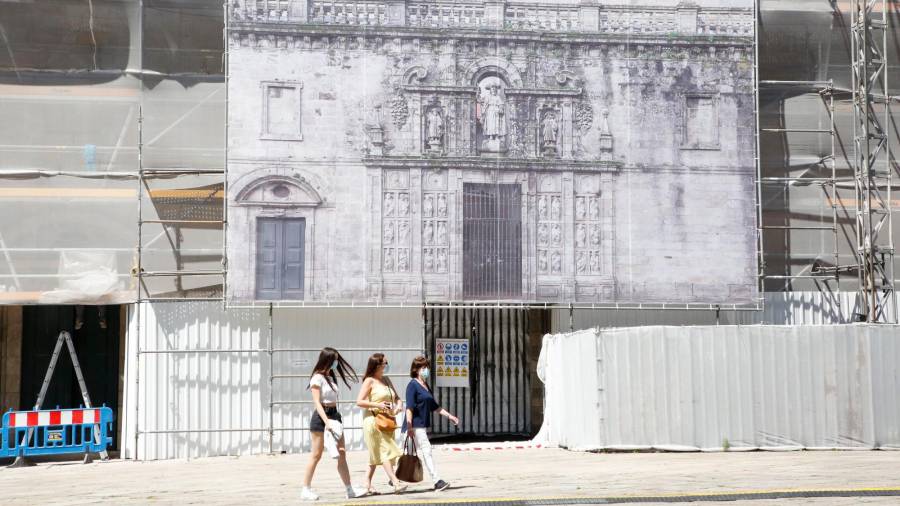 CATEDRAL. Debido a las obras en el templo, se ha colocado un mural con la imagen real de la Puerta Santa. Foto: A. Hernández
