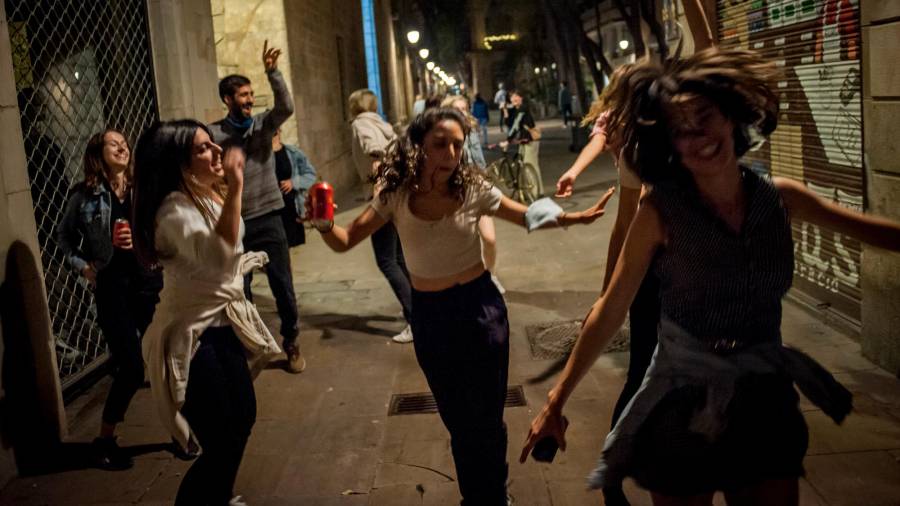 09 May 2021, Barcelona: Celebraciones en las calles de Barcelona al acabar el estado de alarma. Foto: Jordi Boixareu/ZUMA Wire/dpa 09/05/2021