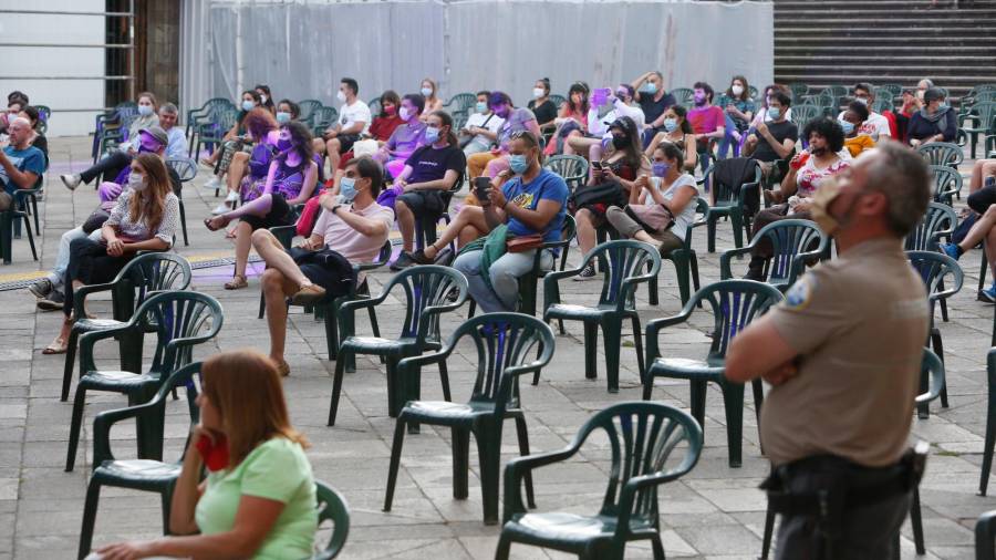 Sillas vacías durante uno de los conciertos de la praza de A Quintana. Foto: Antonio Hernández