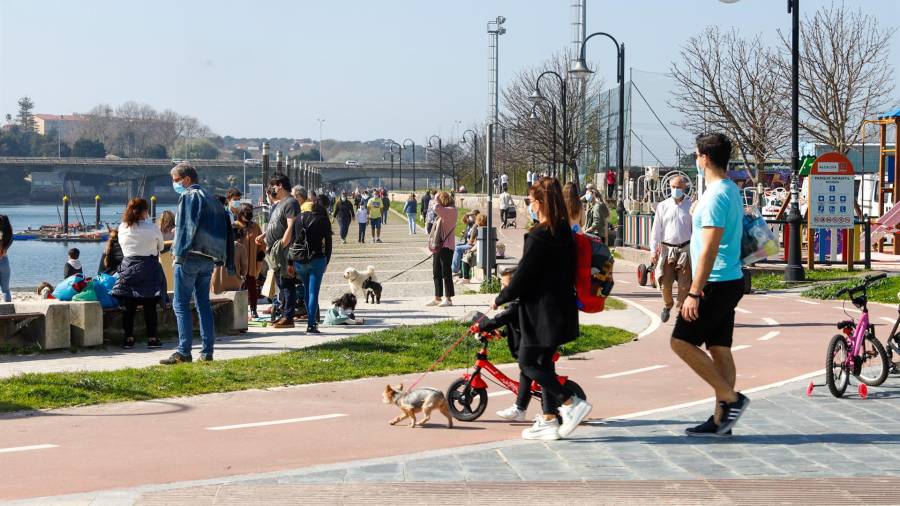 En la foto de archivo, varias personas pasean en el barrio de Bouzas, en Vigo. MARTA VÁZQUEZ RODRÍGUEZ/EUROPA PRESS