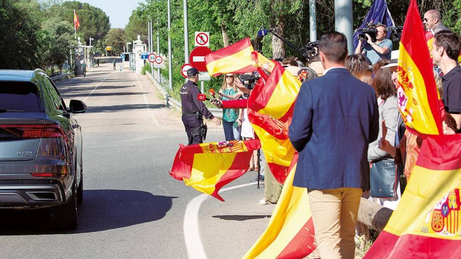 Simpatizantes y seguidores de la monarquía esperan con banderas de España la llegada de Don Juan Carlos al encuentro con su hijo Felipe VI (Madrid). Foto: José Ruiz 
