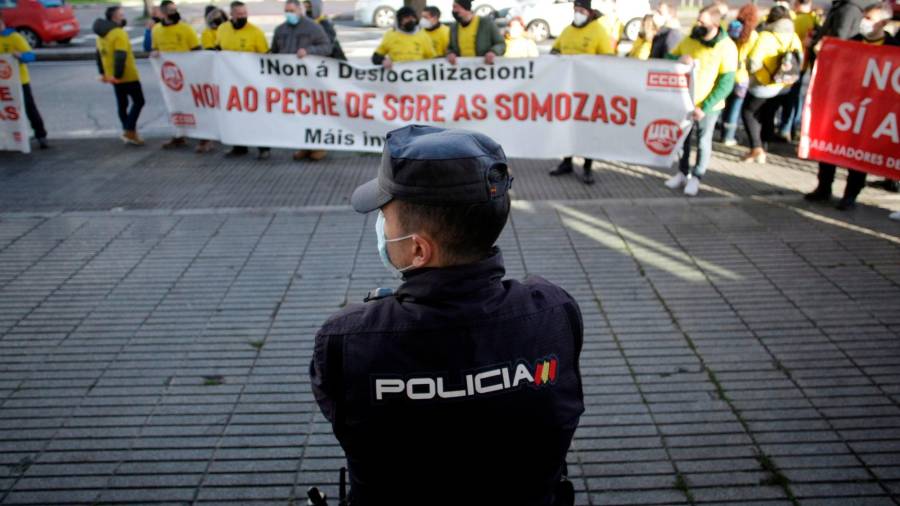 Fuerzas policiales controlaron la marcha y concentraciones de los trabajadores de As Pontes, As Somozas y Alu Ibérica A Coruña en la urbe herculina. Foto: Efe/Cabalar