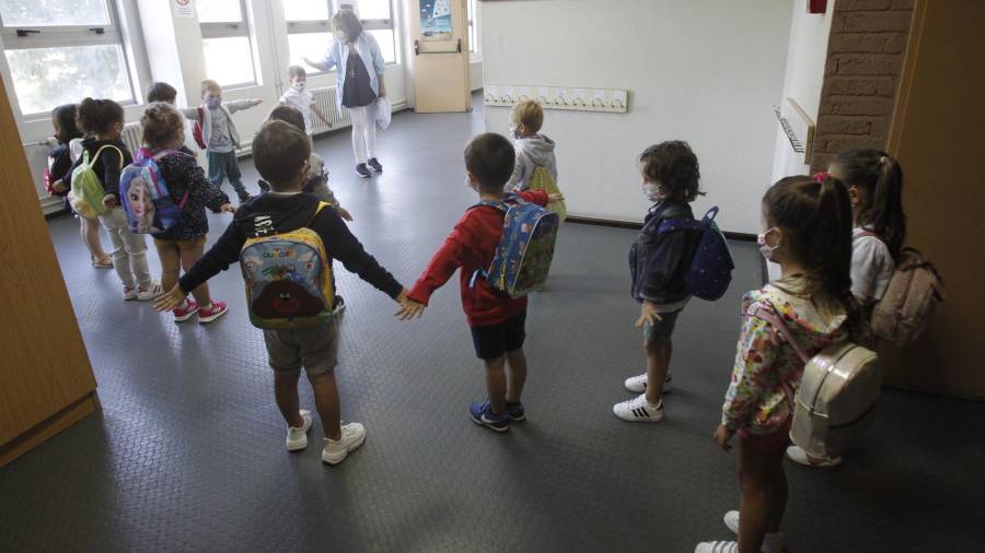 Alumnos dun colexio de infantil e primaria de Santiago agardan para entrar na aula, o primeiro día do curso escolar 2020-21 Foto: Fernando Blanco