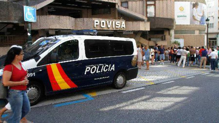 Manifestación. Decenas de personas protestan frente al centro hospitalario Povisa (Vigo). Foto: Efe