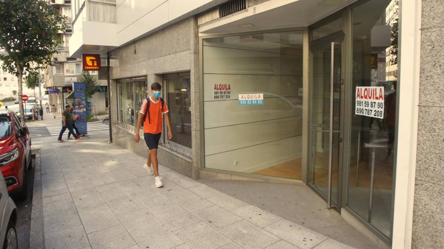 TURISMO. Viajes Carrefour, en la rúa República Arxentina, cerró sus puertas a raíz de la pandemia del coronavirus. Foto: Fernando Blanco 