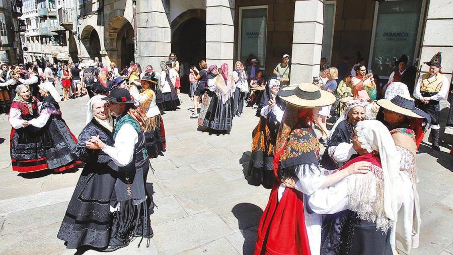 Participantes en el baile tradicional que tuvo lugar ayer por la mañana en la plaza de Cervantes. Foto: Fernando Blanco