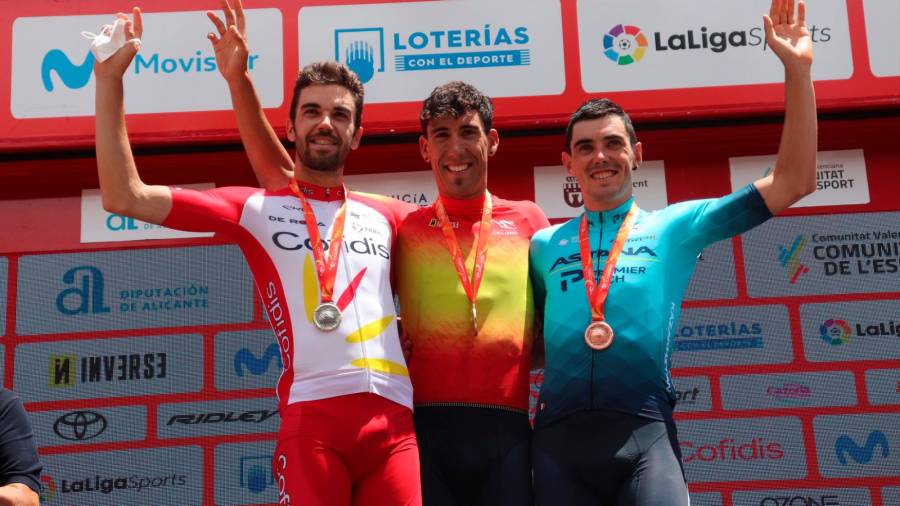 Omar Fraile con la medalla de oro como nuevo campeón de España junto a Herrada y a Aranburu. Foto: RFEC