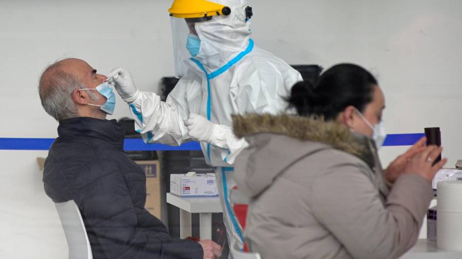 Realización dun test de antíxenos no cribado masivo en A Coruña, o sábado 30 de xaneiro. Foto: E. Press.