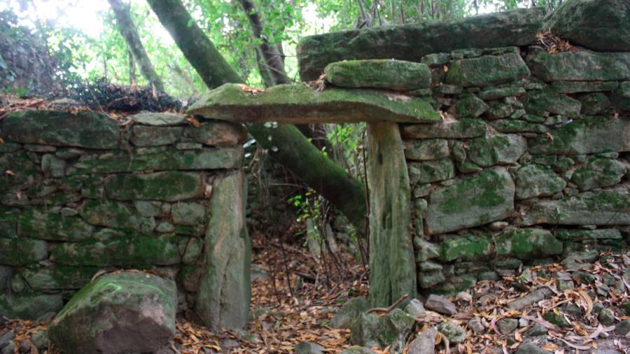 2 Porta dunha das antigas casas de Abuín. Foto: Apatrigal