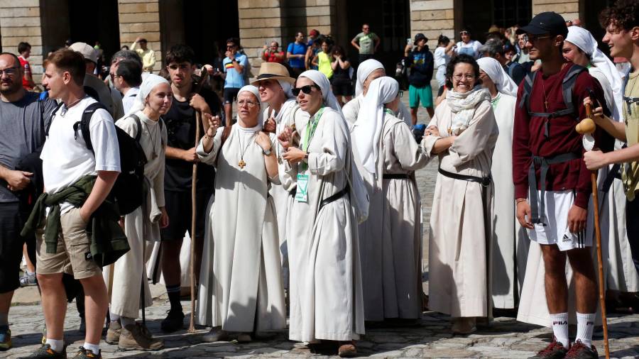 Un grupo de religiosas y jóvenes, ayer, en una de las actividades de la Peregrinación Europea en Compostela