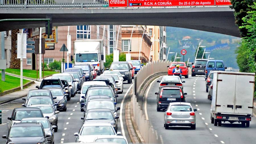 Tráfico lento en el principal acceso a la ciudad herculina, la avenida de Alfonso Molina AC-11 que soporta más de 120.000 vehículos diarios. Foto: Almara