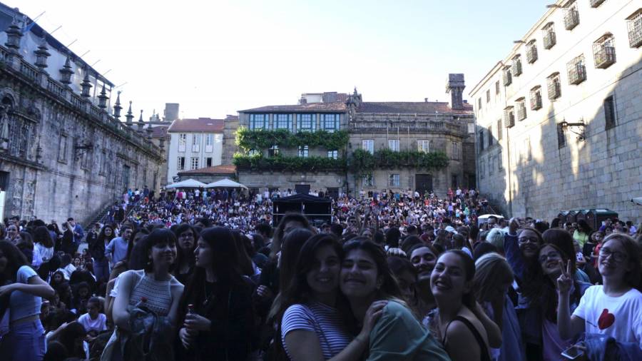 Xente agardando polos concertos que se celebraban na Praza da Quintana. Santiago de Compostela. (Fonte, El Correo Gallego)