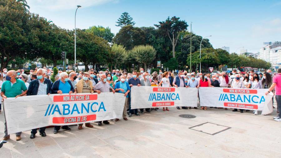 Concentracion de protesta na Coruña de veciños e veciñas de A Baña, Vimianzo e Zas. Foto: C. Vimianzo