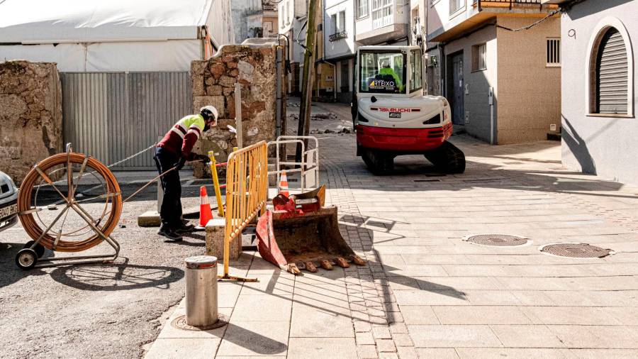RENOVACIÓN. La brigada de Obras trabaja ya en la renovación del pavimento. Foto: C. R.