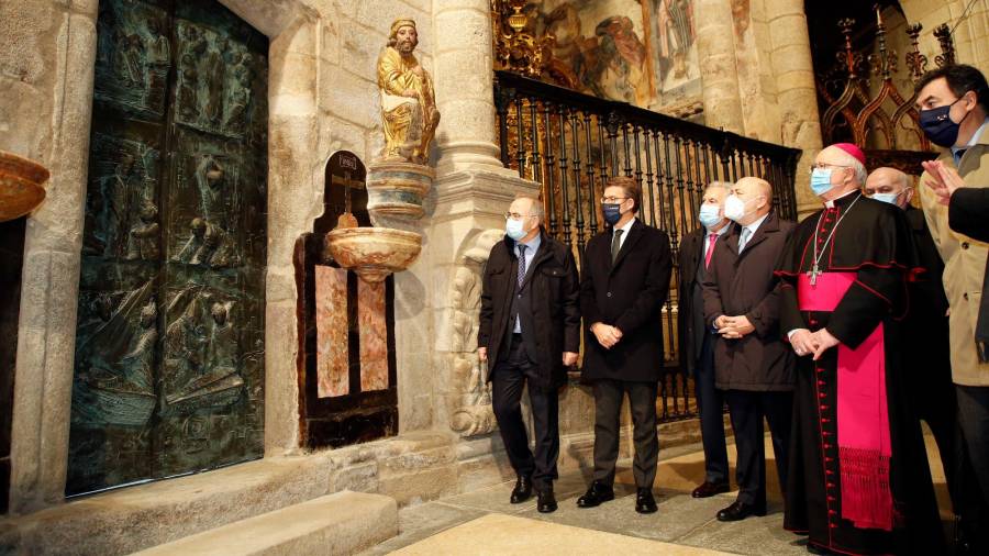 Bugallo, Feijóo, Santalices, Losada, monseñor Barrio, Segundo Pérez y Román Rodríguez observan la Puerta Santa durante la visita al templo